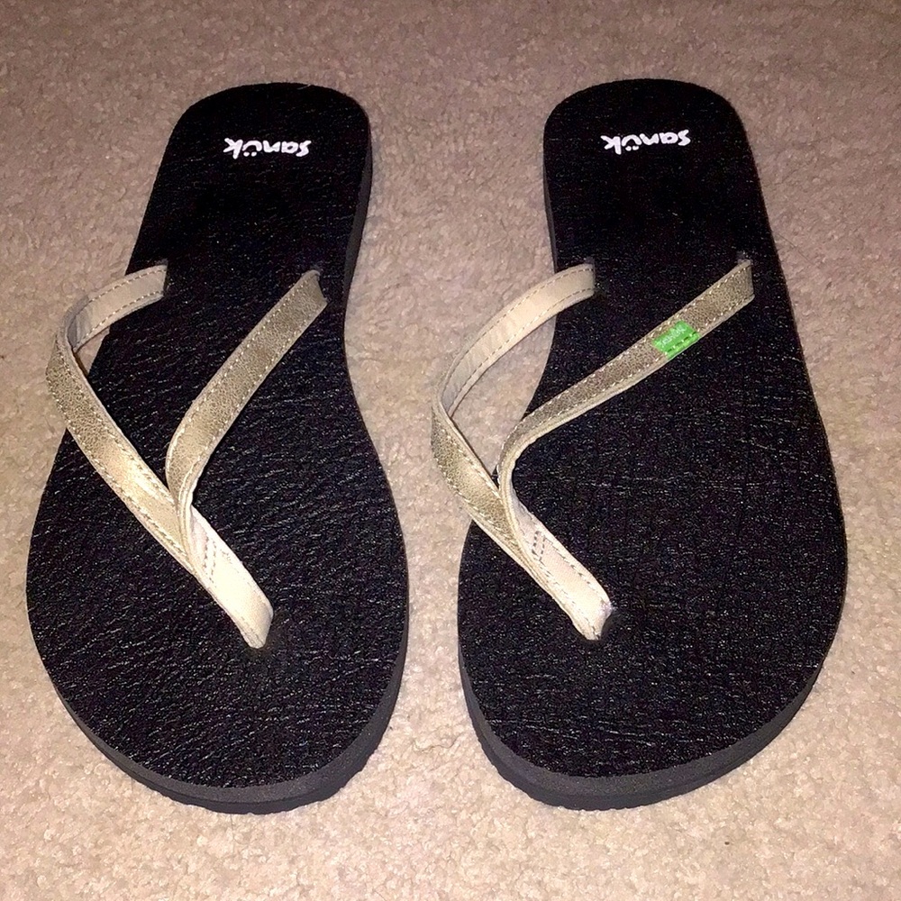 Sanuk Black and Tan Flip Flops